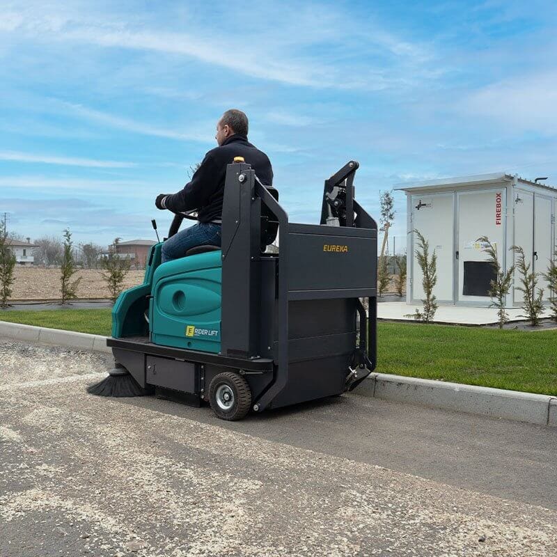 Small Ride On Sweeper with Hydraulic Tip